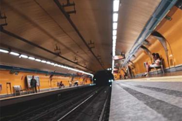 Intenta empujar a vigilante a vías del metro tras regaño por cubrebocas