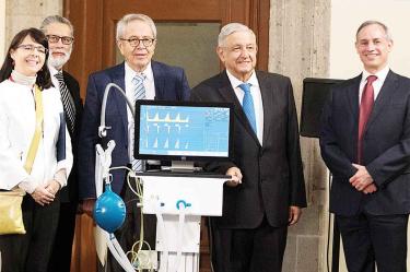 El presidente López Obrador se tomó la foto con la titular del Conacyt, quien llevó a Palacio Nacional los modelos de ventiladores / Foto: Cuartoscuro