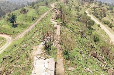 El canal-caño del acueducto está muy deteriorado, entre otras cosas, porque los lugareños y deportistas lo usaron como lugar de paso. Foto: Cortesía Andrea Rodríguez Figueroa