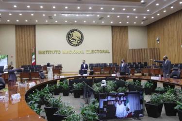 Toman protesta nuevos consejeros del INE