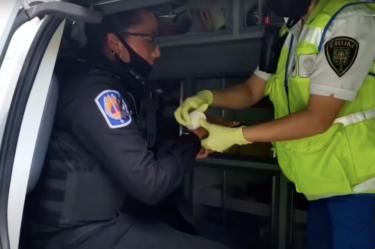 La mujer policía fue atendida por paramédicos del ERUM. Foto: Especial