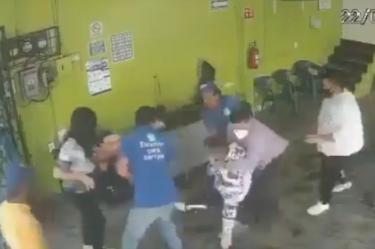 Así golpearon a ladrón en puesto de garnachas 