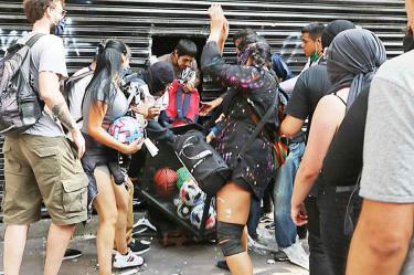 Vandalismo. En la marcha, realizada el 8 de junio, en la que se rechazó la agresión policiaca que sufrió Melanie, hubo varios saqueos. Foto: Cuartoscuro/Archivo