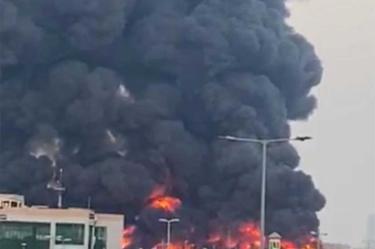 Feroz incendio devora mercado en Emiratos Árabes Unidos