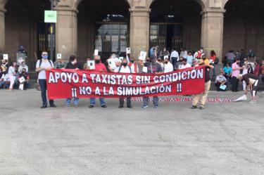 Taxistas siguen en espera de apoyos económicos