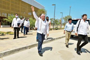 En Baja California Sur, el presidente López Obrador resaltó que los mejores científicos y especialistas están al frente de la estrategia ante el coronavirus. Foto: Especial