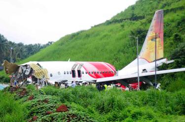 Encuentran cajas negras del avión accidentado en India