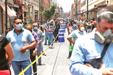 MÁS VISITANTES, MÁS FALTAS. De acuerdo con diversas dependencias, la comisión de delitos va al alza conforme pasan las semanas en semáforo naranja y se incrementa la afluencia de personas. Foto: Reuters
