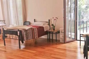Ángeles comparte el dormitorio con otras cuatro personas en lo que fue la alcoba del expresidente Enrique Peña Nieto. Fotos: Elizabeth Velázquez y Especial