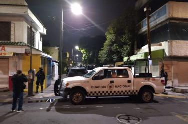 Elementos de la Guardia Nacional cerraron la vialidad de la calle para evitar el paso de personas y vehículos. Foto: Mauricio Hernández