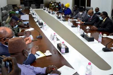 Líderes africanos negocian con golpistas de Mali para liberar al presidente