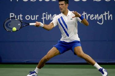 Novak Djokovic superó la primera ronda en dos sets. (AFP)