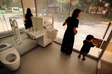 Colocan baños transparentes de Tokio para 'mejorar' paisaje