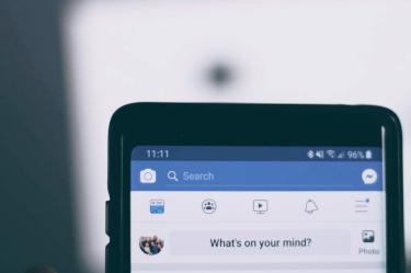 Facebook está considerando dejar de ofrecer sus herramientas de seguimiento, orientación publicitaria y monetización a aplicaciones de terceros en iOS 14. Foto: Unsplash