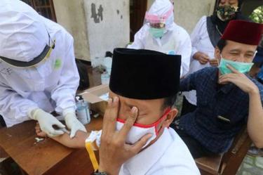 Aíslan a 6 mil estudiantes en Indonesia tras brote masivo en internado