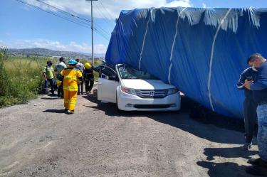 En el lugar se localizó un vehículo de carga blanco, con caja color azul, volcado sobre su costado derecho, el cual cayó sobre un vehículo Honda, color blanco. Foto: Especial