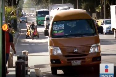 Los delincuentes fingen la venta de dulces, pero amagan a los pasajeros para que les entreguen dinero. Foto: Especial