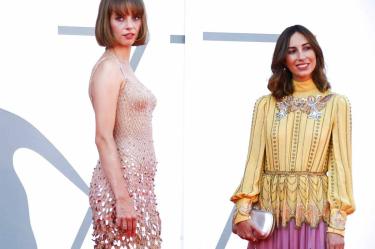 La actriz Maya Hawke, izquierda, y la directora Gia Coppola posan para la foto en el estreno de la película "Mainstream". Foto: AP