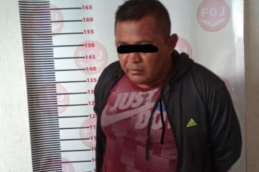 Policías rescatan a sujeto de ser linchado por robo en Texcoco