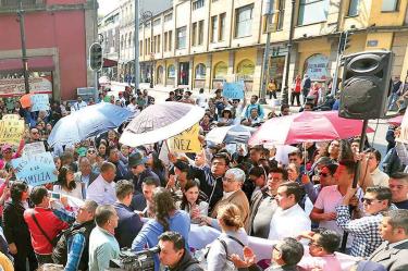 Tema controversial. Luego de que las comisiones del Congreso aprobaron el dictamen para permitir las infancias trans, varios grupos protestaron en el Palacio Legislativo local. Foto: Karina Tejada