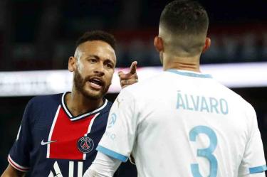 Neymar se enfrascó en una discusión con Álvaro González. (AFP)