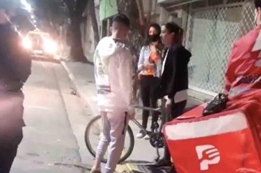 La mujer le regaló su bici para que pudiera seguir trabjando. Foto: captura de pantalla