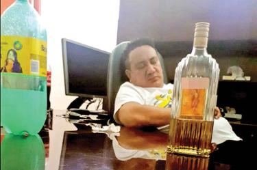 Subalternos de Díaz Estrada han captado al funcionario en estado de ebriedad o durmiendo en instalaciones de la FGJCDMX. Fotos: Especial