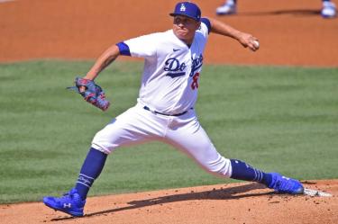 El mexicano Víctor González abrió por los Dodgers con una entrada en blanco y un ponche. (Reuters)