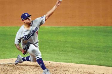 El mexicano Julio Urías relevó desde la segunda entrada y frenó la ofensiva de los Padres / Foto: Reuters