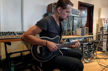 Guitarrista Radiohead pone a prueba rediseño radical de guitarra eléctrica