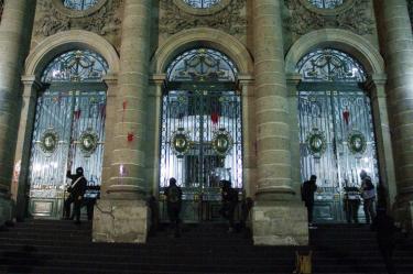 La madrugada de este jueves la fachada del Congreso fue vandalizada por un grupo de mujeres encapuchadas. Foto: Cuartoscuro/Archivo