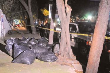 En calles de Azcapotzalco, dejaron 27 bolsas de basura con centenares de cajas de medicinas oncológicas. Foto: Cuartoscuro