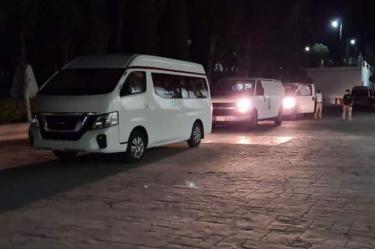 Rescatan a 56 migrantes hacinados en camionetas en Oaxaca 