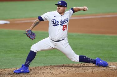 Víctor González realizó un espectacular 'doble play' en su debut dentro de la Serie Mundial. (AFP)