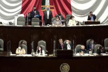 Rompen diputados sana distancia por selfies con López-Gatell