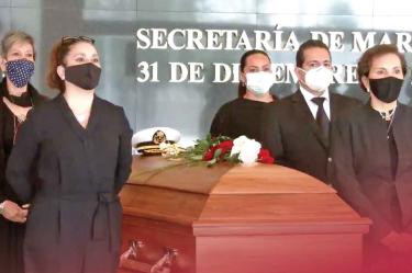 El féretro de Mariano Francisco Saynez Mendoza fue cubierto por la bandera nacional como un acto de respeto y en honor por la incansable labor del almirante hacia nuestro país. Fotos: Especial