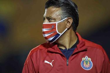 Sergio Almaguer reconoció que la victoria fortalece a Chivas previo al repechaje. (Mexsport)