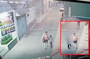 Durante las indagatorias, las cámaras ubicaron el recorrido de la menor, quien iba acompañada por una mujer que ella conocía. Foto: Especial