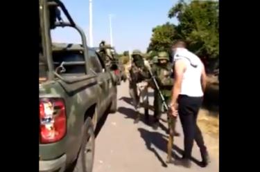 Encapuchados agreden y someten a militares en Michoacán 