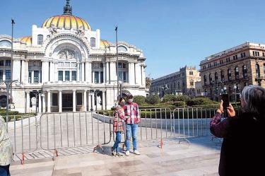  POCO QUE VER. Con el regreso al semáforo rojo se cerraron lugares de interés, como la Alameda Central o la explanada de Bellas Artes. Con anterioridad ya habían cerrado los museos. Fotos: Héctor López