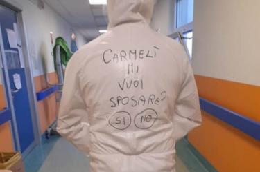 Enfermero pide matrimonio a su novia con ayuda de traje anticovid