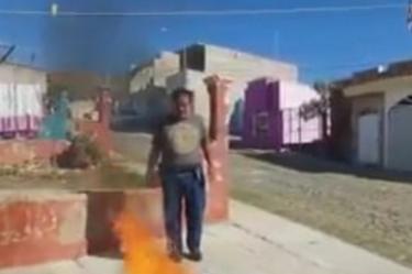 Camillero renuncia y quema uniforme por no recibir vacuna anticovid 