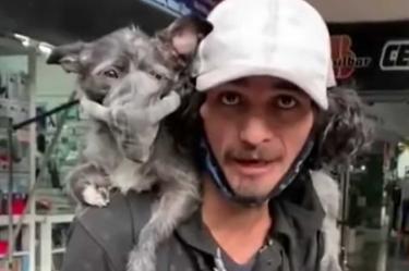 'Andamos pidiendo una moneda para la mariguana... ella se llama mariguana', dice el hombre en el video.