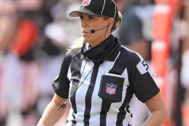 Sarah Thomas se convirtió en la primera jueza permanente de la NFL en 2015. (Twitter: @NFL)
