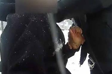 Policías de EU esposan a niña de 9 años y le rocían gas pimienta