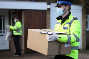 Casa por casa se realizan las pruebas para detectar covid en Inglaterra.