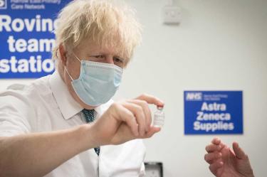 Habrá que vacunarse varias veces contra el covid-19: Boris Johnson
