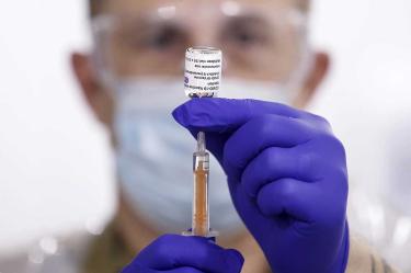 Vacuna AstraZeneca sirve para mayores de 65 años y variantes: OMS
