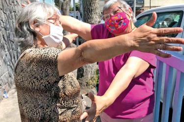 Cecilia Espinoza (der.) recibió su dosis y no resistió abrazar a su hermana. Foto: Karina Tejada