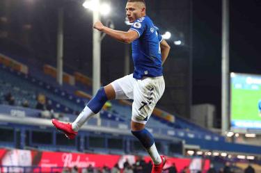 Richarlison le dio la victoria al Everton de Ancelotti sobre el Southampton. (Reuters)